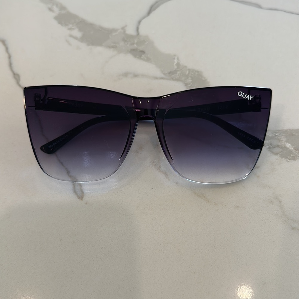 Quay Come Thru Sunglasses - Picture 5 of 5